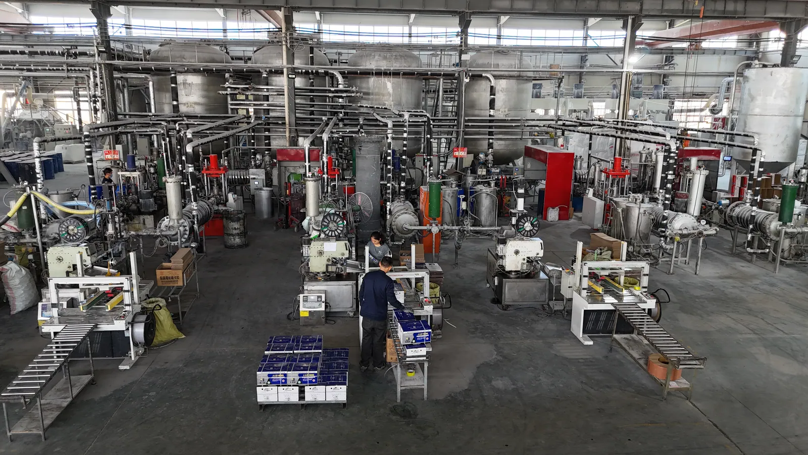 Wide view of the TONGYI silicone sealant production workshop